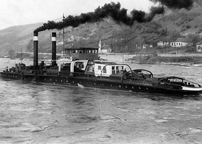 1967 nyarán, a MISKOLC motorossal, a Zuhatagon végzett próbautak alkalmával, a még üzemben lévő VASKAPU kábelhajóról készült felvétel.
